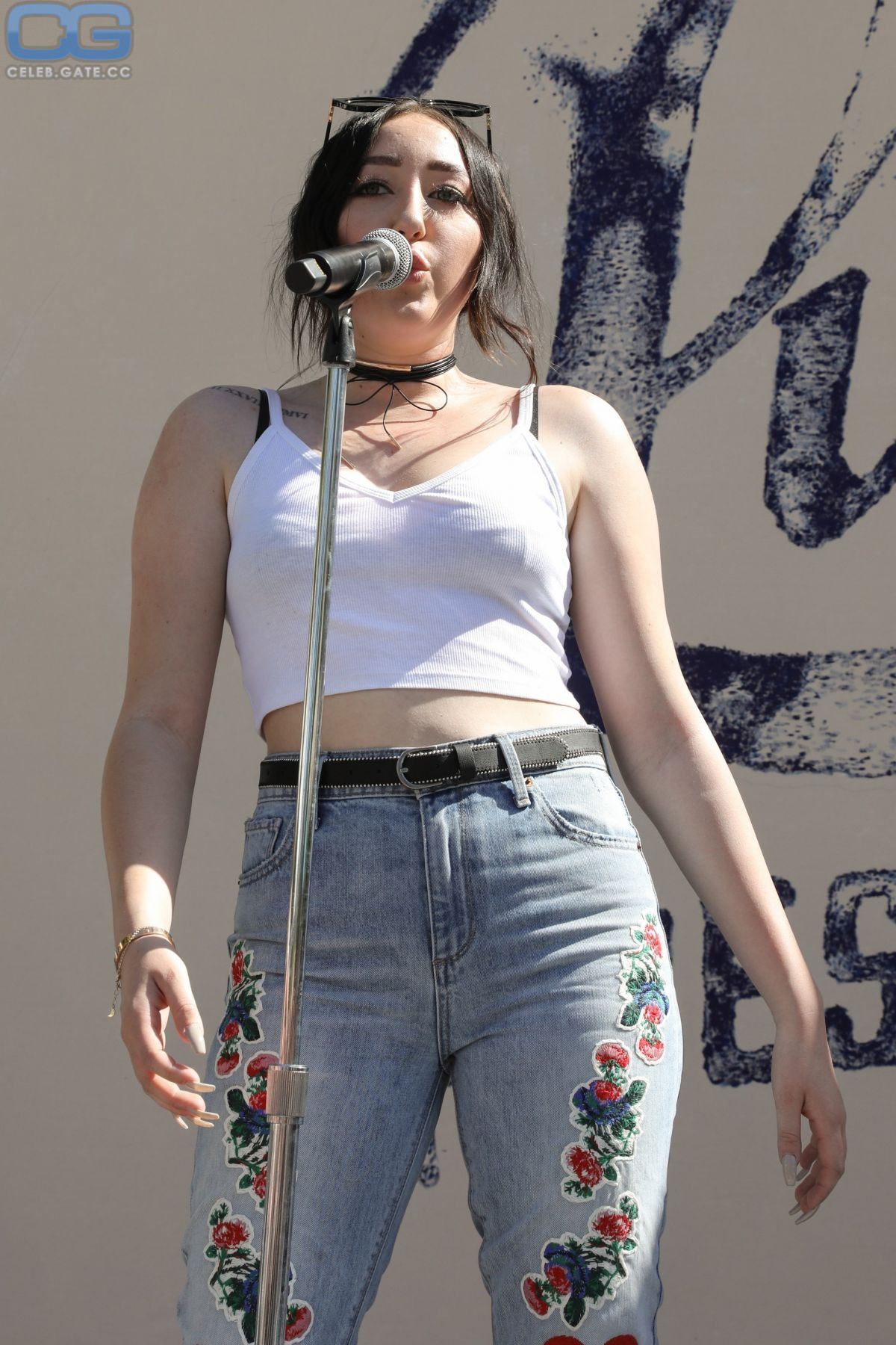 Noah Cyrus jeans