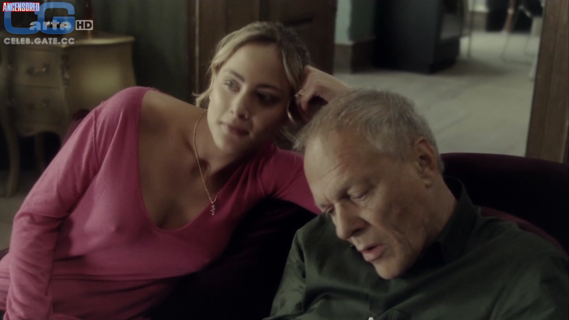 Nora Arnezeder 