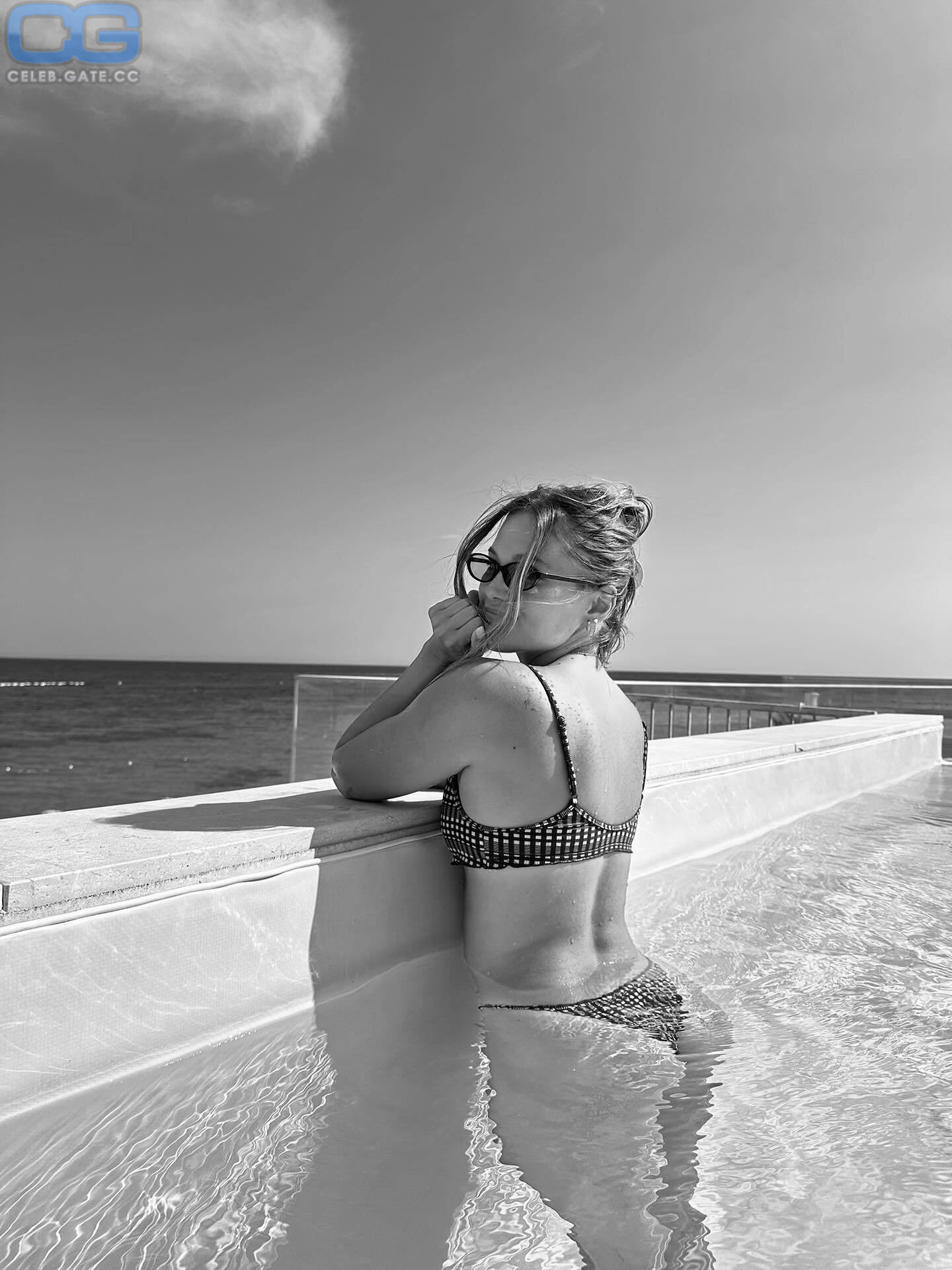 Olivia Holt 