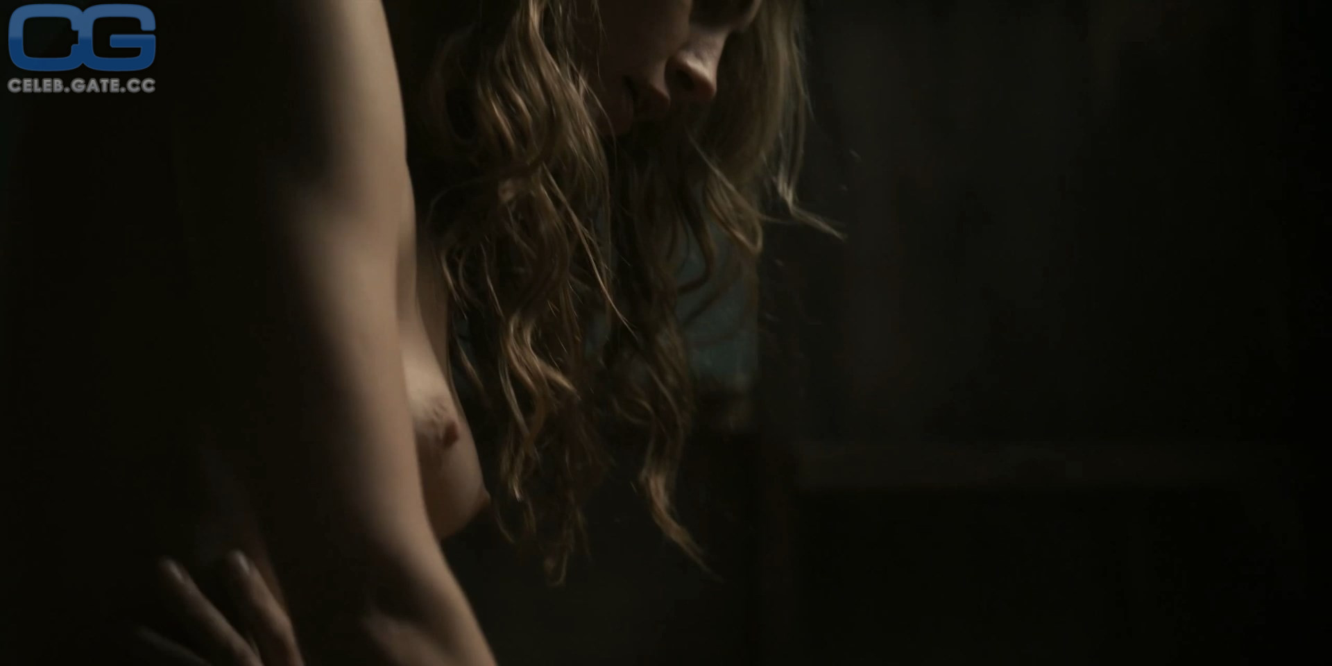 Phoebe Tonkin 