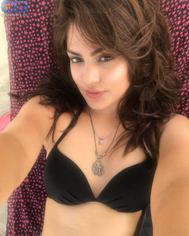Rhea Chakraborty 