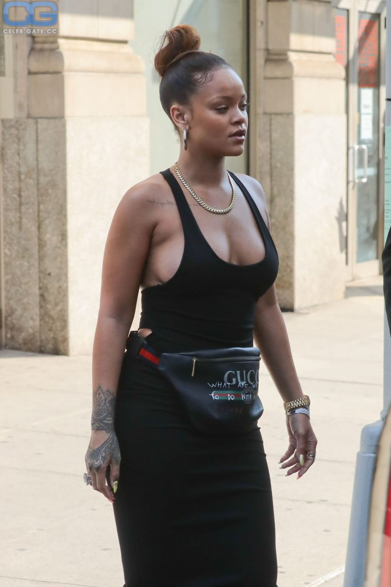 Rihanna sideboob