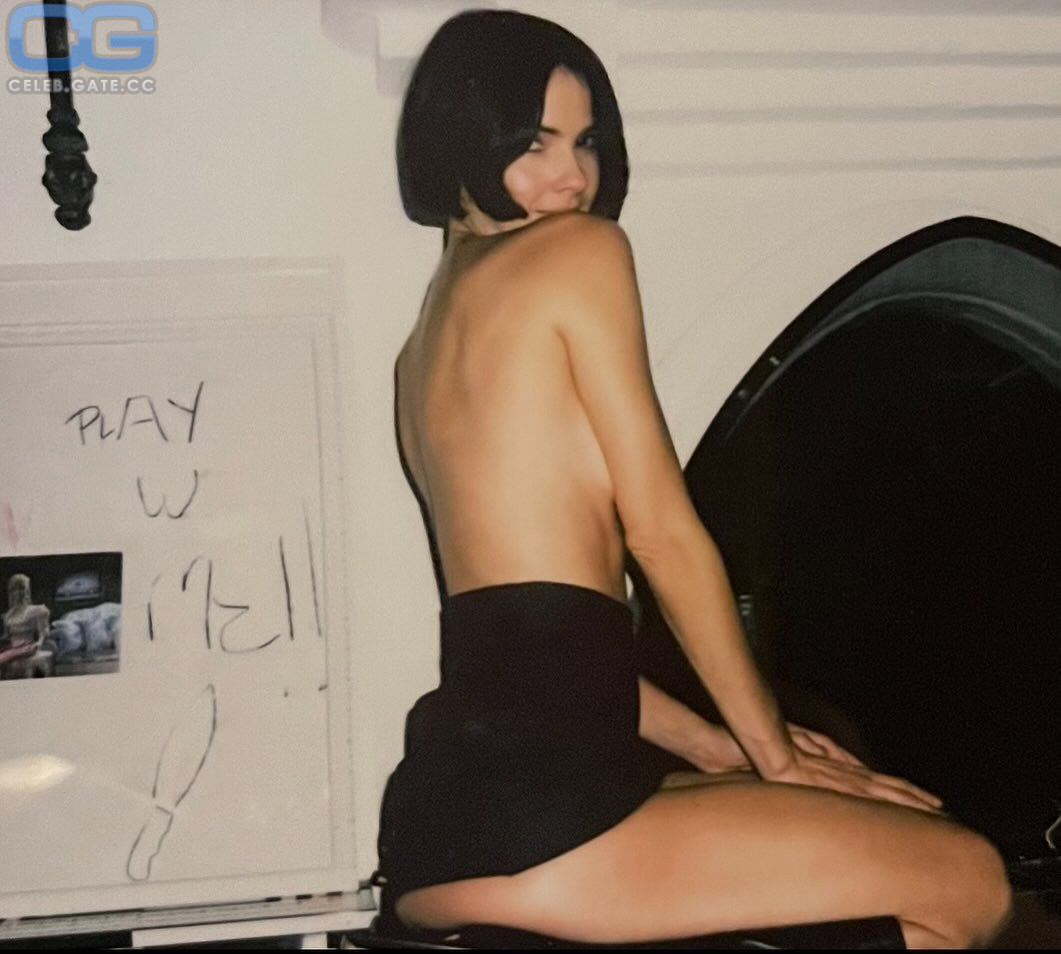 Shelley Hennig 