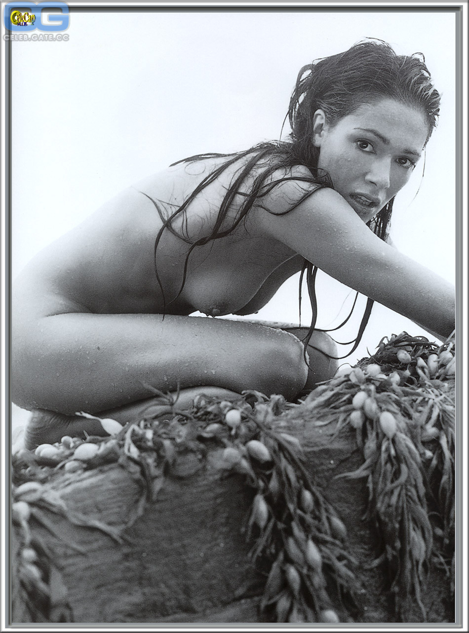 Simone Kessell nude