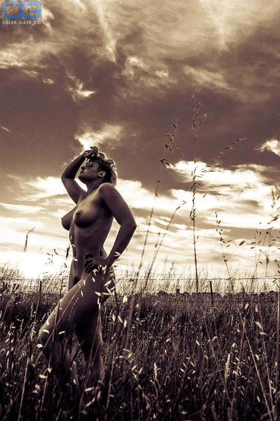 Stefania Ferrario nude images