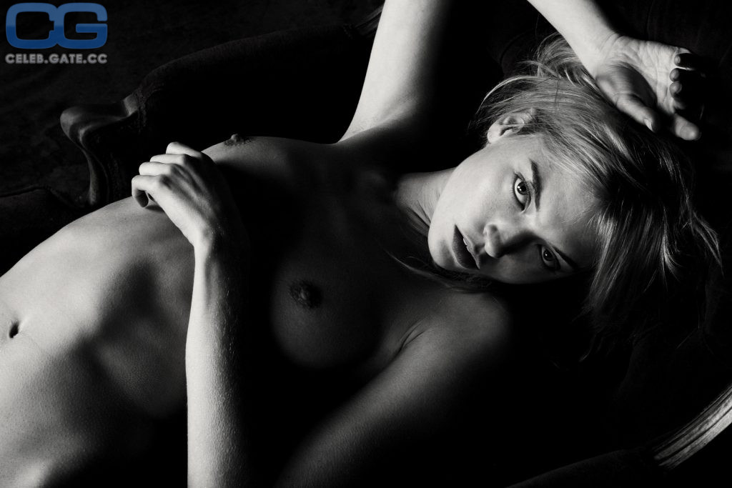 Stella Maxwell nude