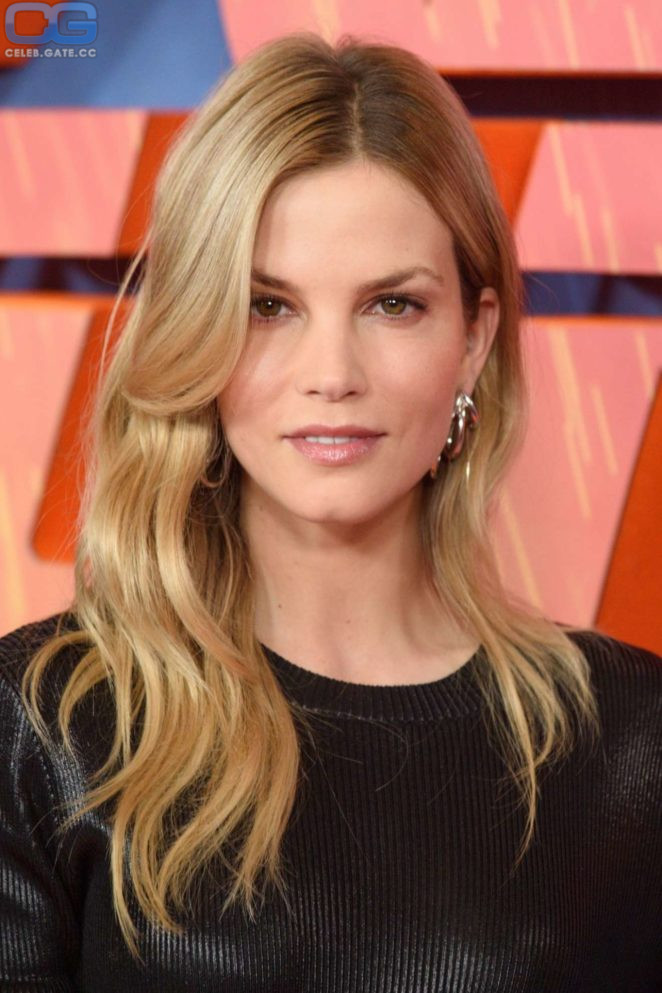 Sylvia Hoeks hot