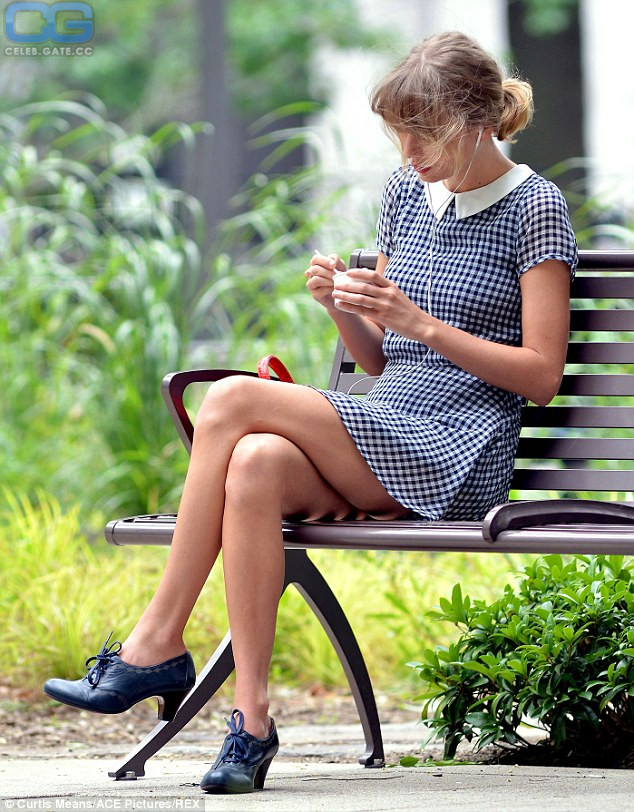 Taylor Swift sexy skirt