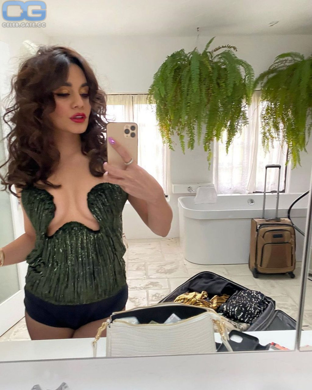 Selfies nude vanessa hudgens Vanessa Hudgens