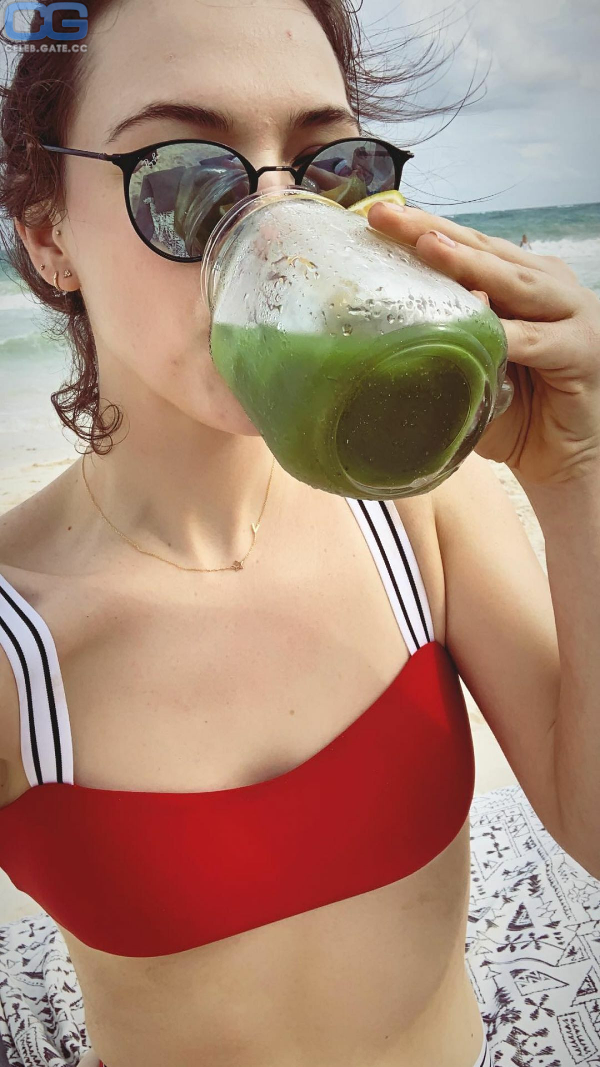 Violett Beane 
