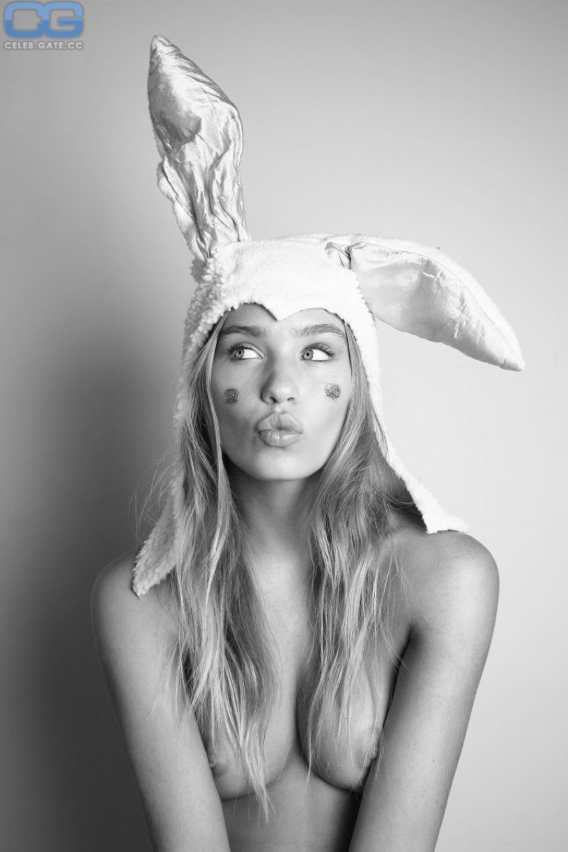Watch Zoe cross topless photos video Watch Zoe cross topless photos video